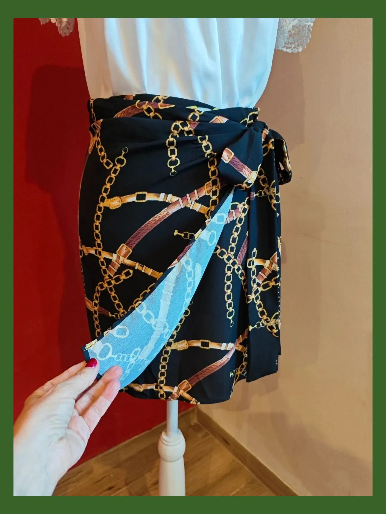 🌺 Bonita minifalda negra con estampado de cadenas cruzada con lazo lateral – Vintage – taille M / 38 / 10 4