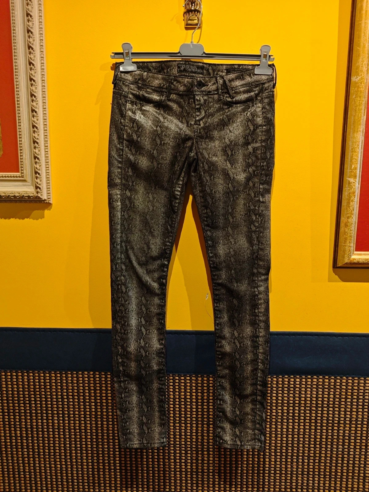 🌺 Pantalón pitillo vintage estampado serpiente, de Guess – GUESS – taille S / 36 / 8 2