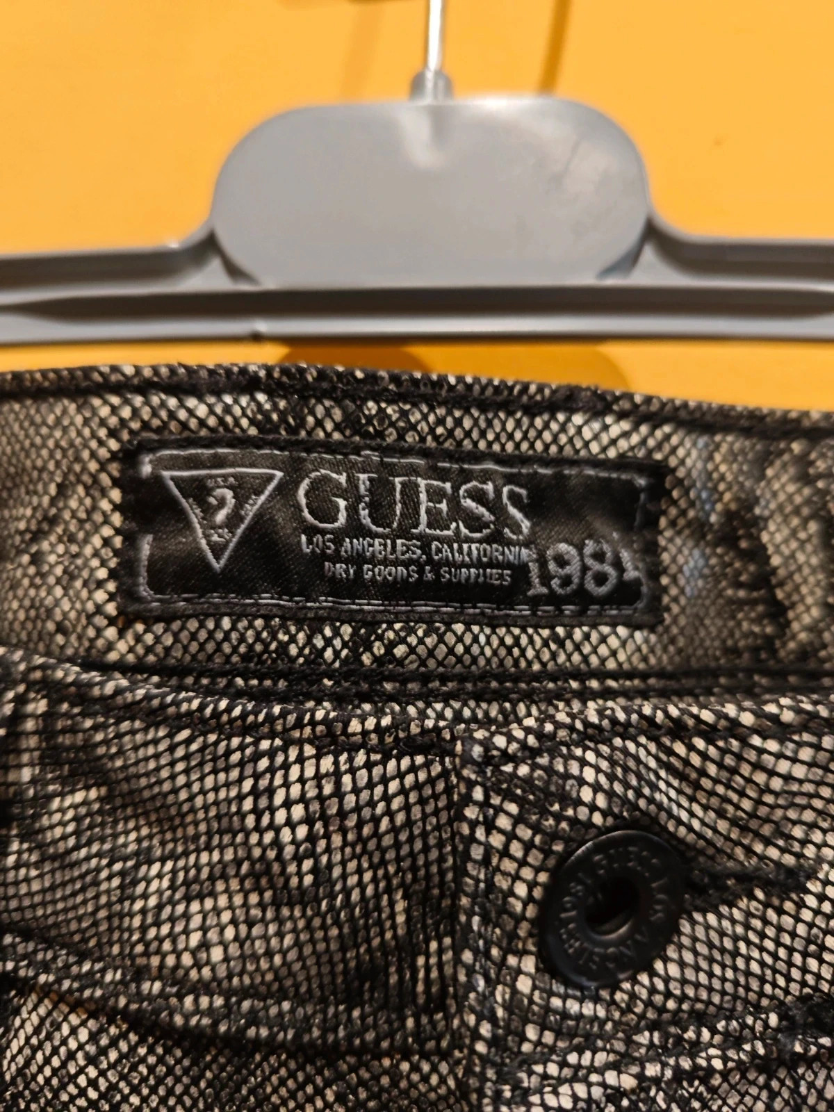 🌺 Pantalón pitillo vintage estampado serpiente, de Guess – GUESS – taille S / 36 / 8 4