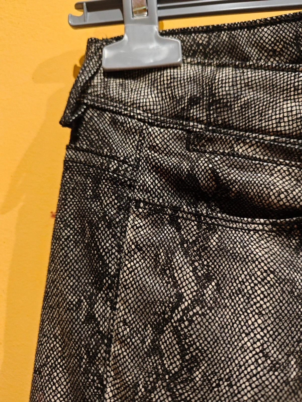 🌺 Pantalón pitillo vintage estampado serpiente, de Guess – GUESS – taille S / 36 / 8 3