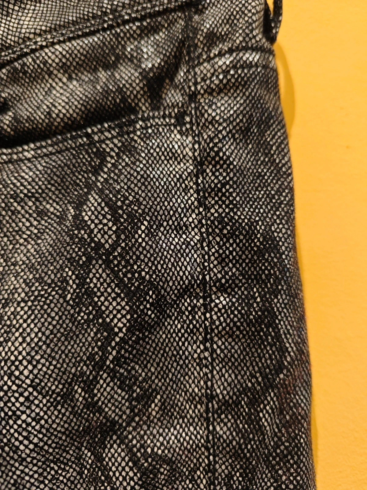 🌺 Pantalón pitillo vintage estampado serpiente, de Guess – GUESS – taille S / 36 / 8 5