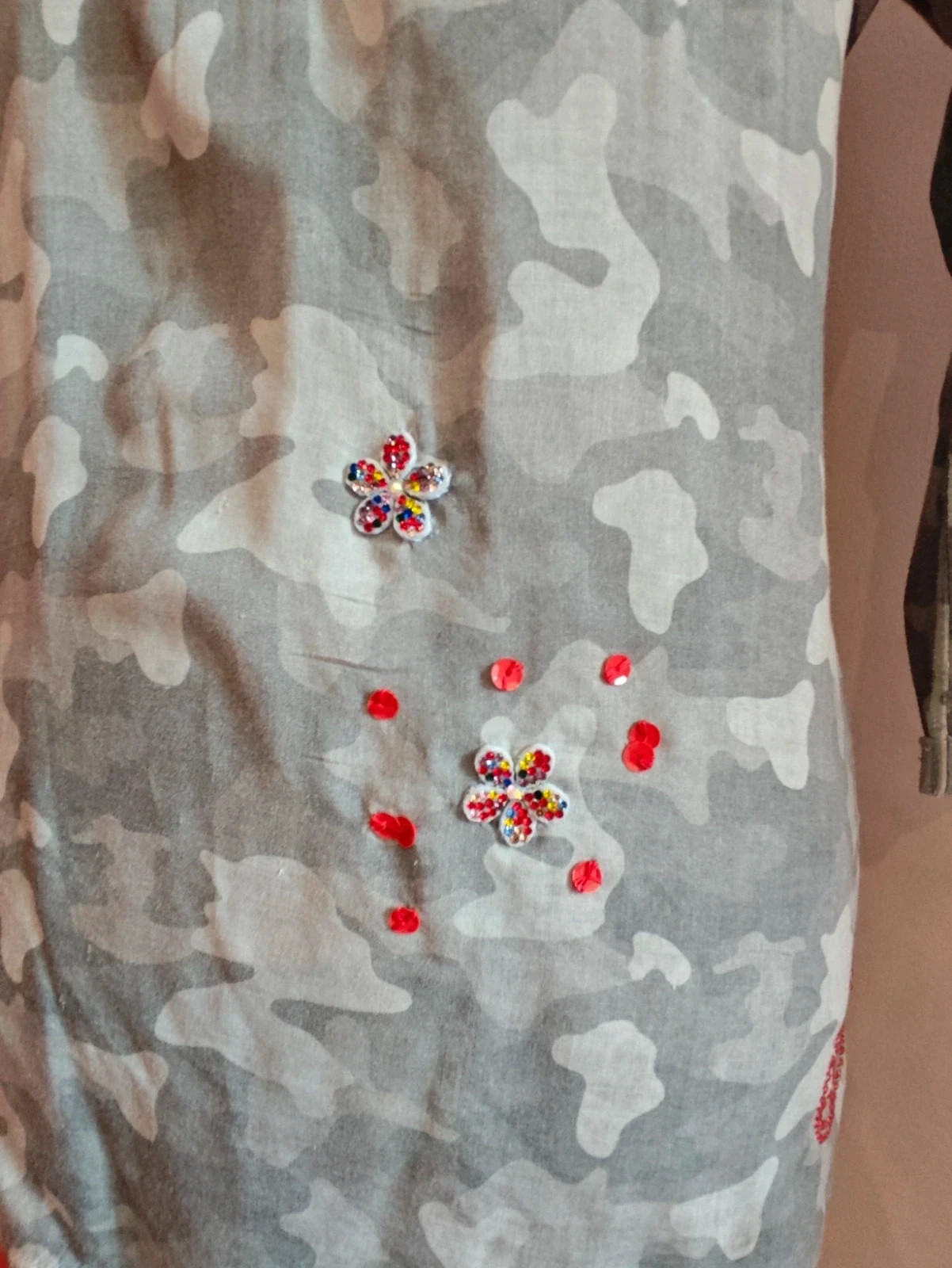 🌺Camiseta con estampado camuflaje tonos grises con bolsillo de lentejuelas – Key Largo – taille XXXL / 46 / 18 5