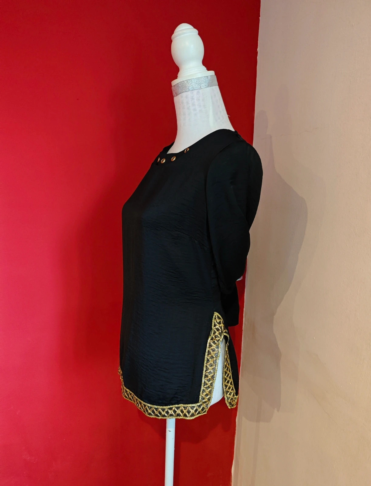 🌺Blusa negra con botones dorados en cuello y pasamanería dorada en bajo, talla M – Festa – taille M / 38 / 10 4