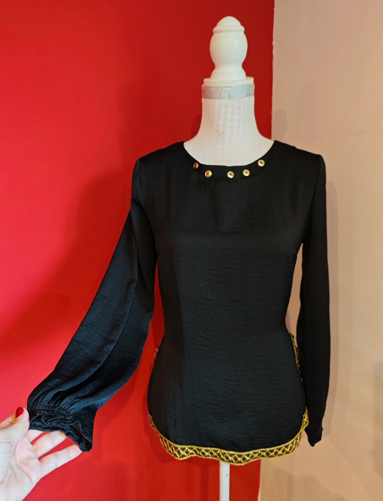 🌺Blusa negra con botones dorados en cuello y pasamanería dorada en bajo, talla M – Festa – taille M / 38 / 10 3