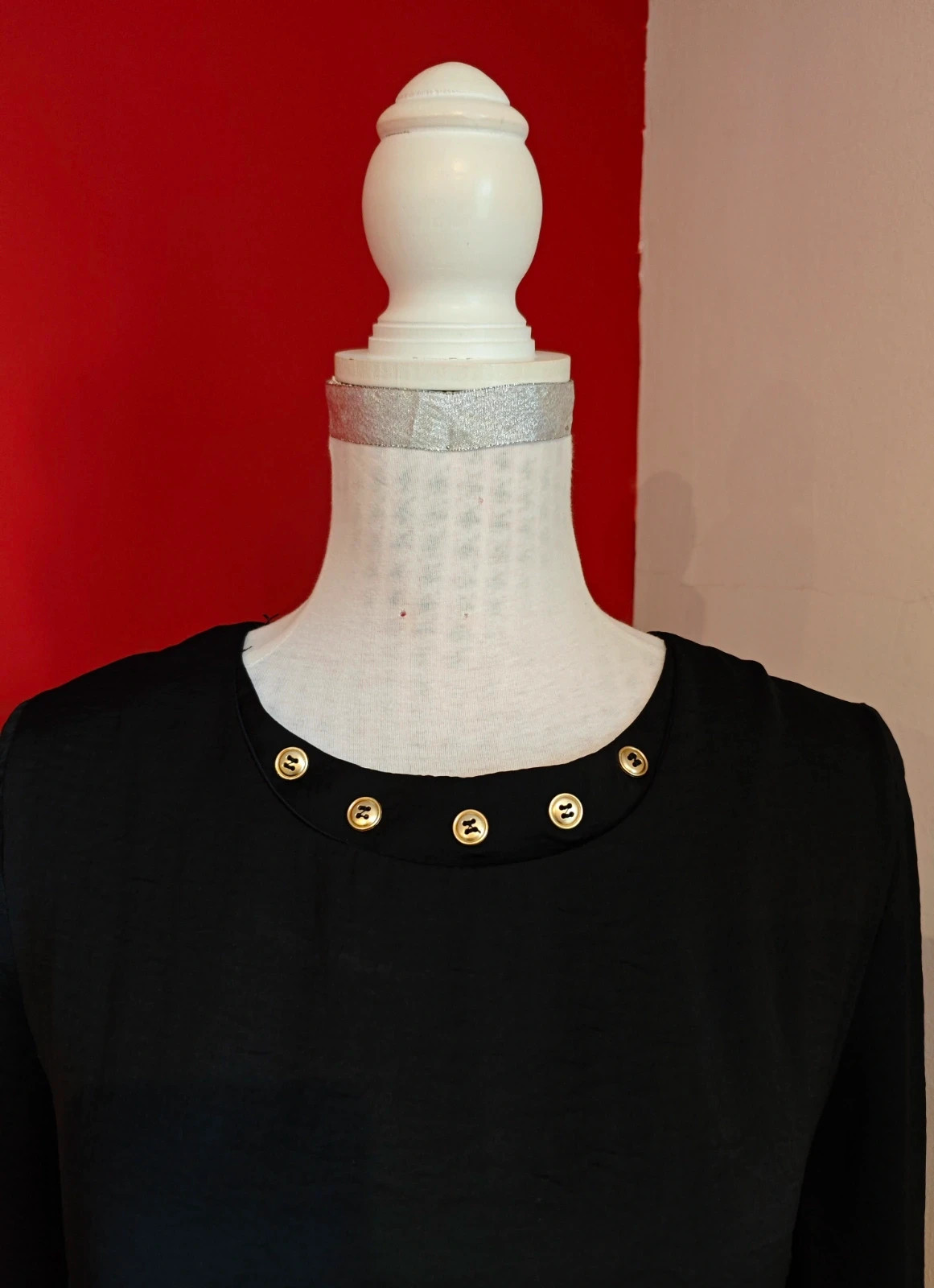 🌺Blusa negra con botones dorados en cuello y pasamanería dorada en bajo, talla M – Festa – taille M / 38 / 10 5