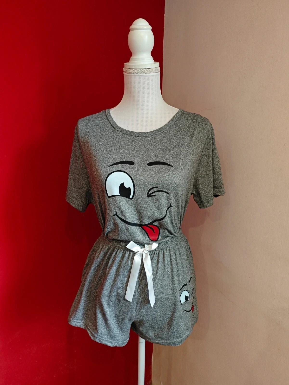 🌺Pijama short de dos piezas en color gris jaspeado, con divertido estampado de carita sonriente – taille M / 38 / 10 2