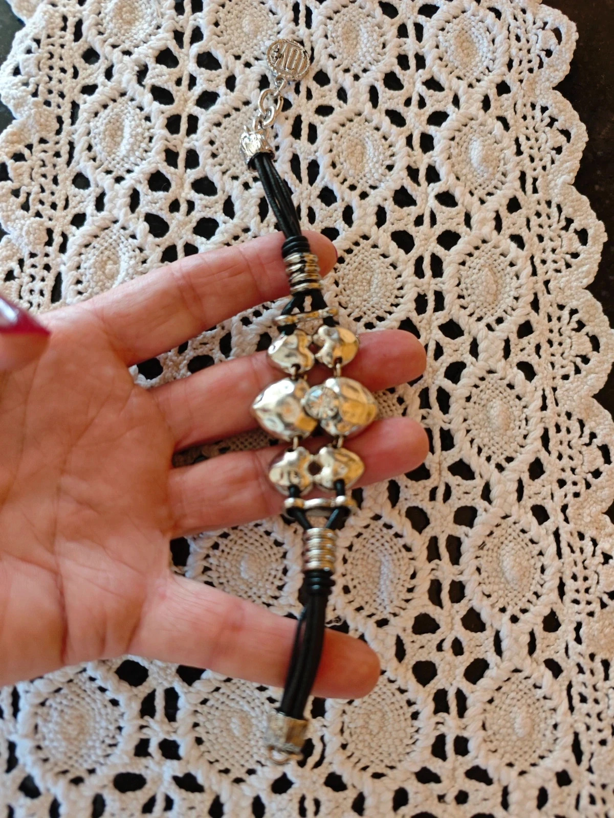 🌺Pulsera corazones plateados con brillante y cordón negro – Love 4