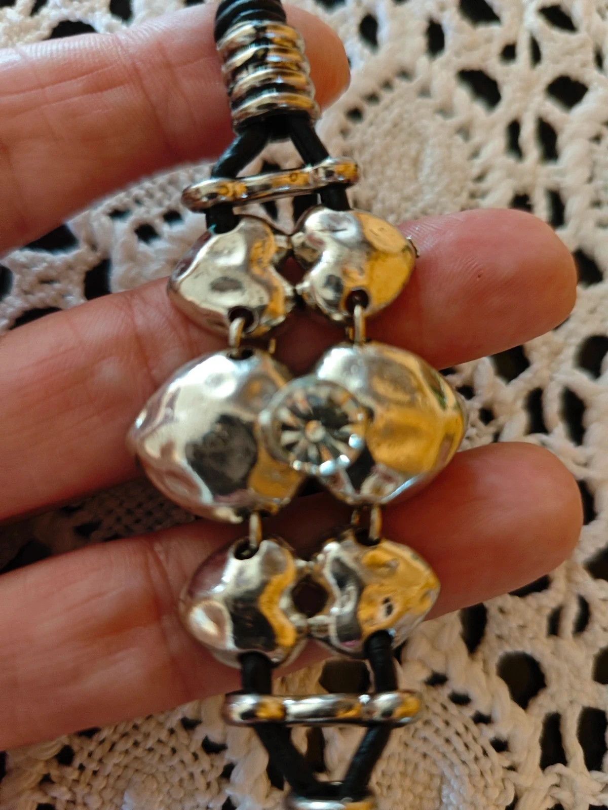 🌺Pulsera corazones plateados con brillante y cordón negro – Love 3