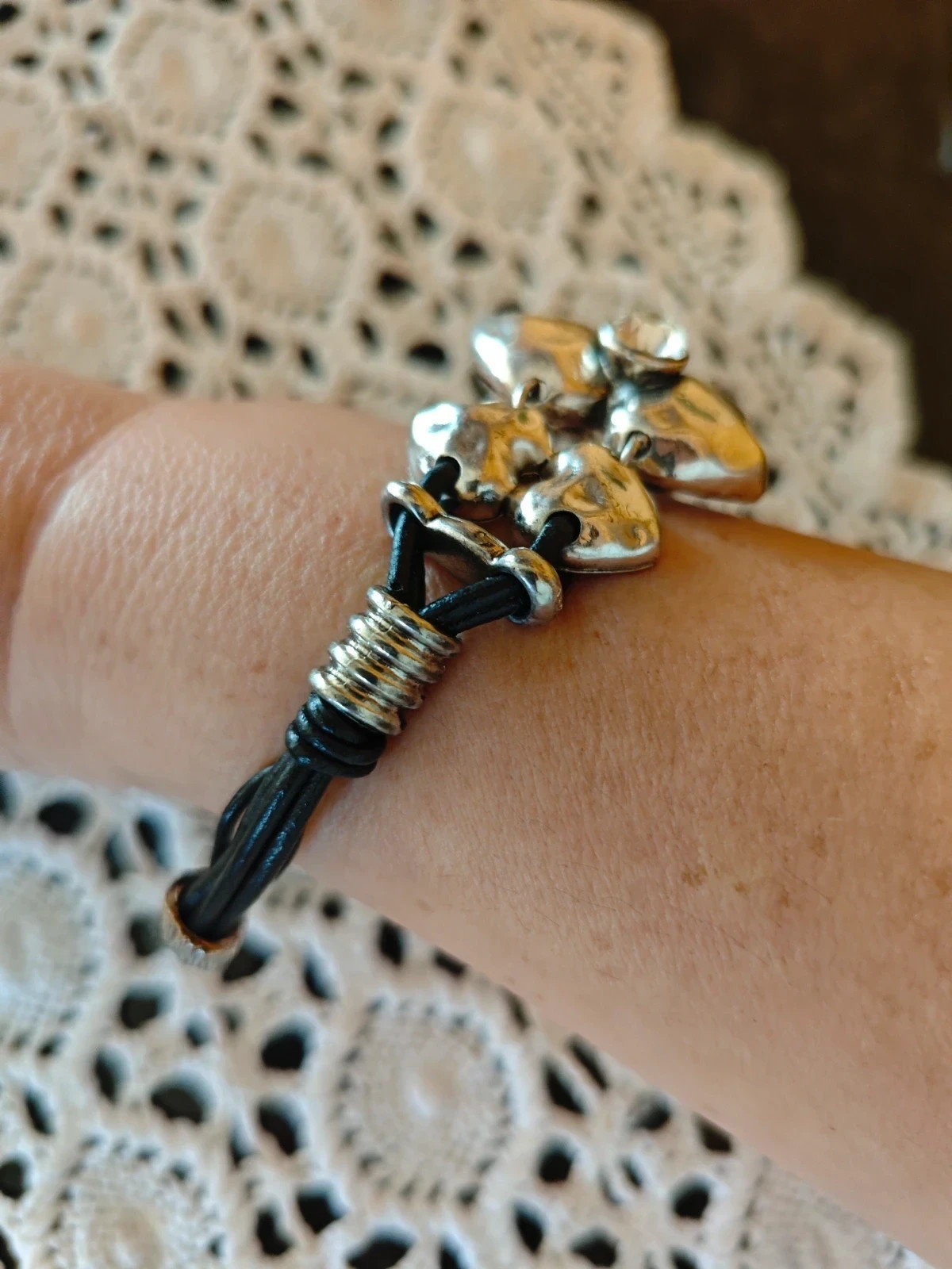 🌺Pulsera corazones plateados con brillante y cordón negro – Love 2
