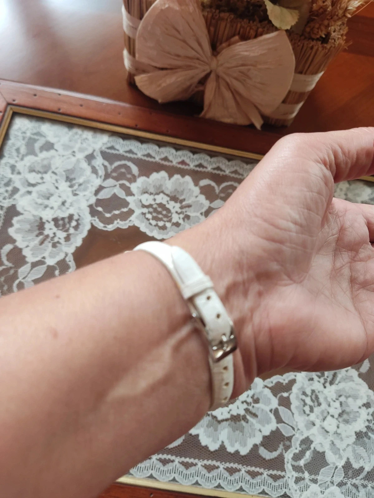 🌺Pulsera de piel blanca con pieza de acero inoxidable libre de níquel con estrellas y brillantitos – Vera Pelle 4