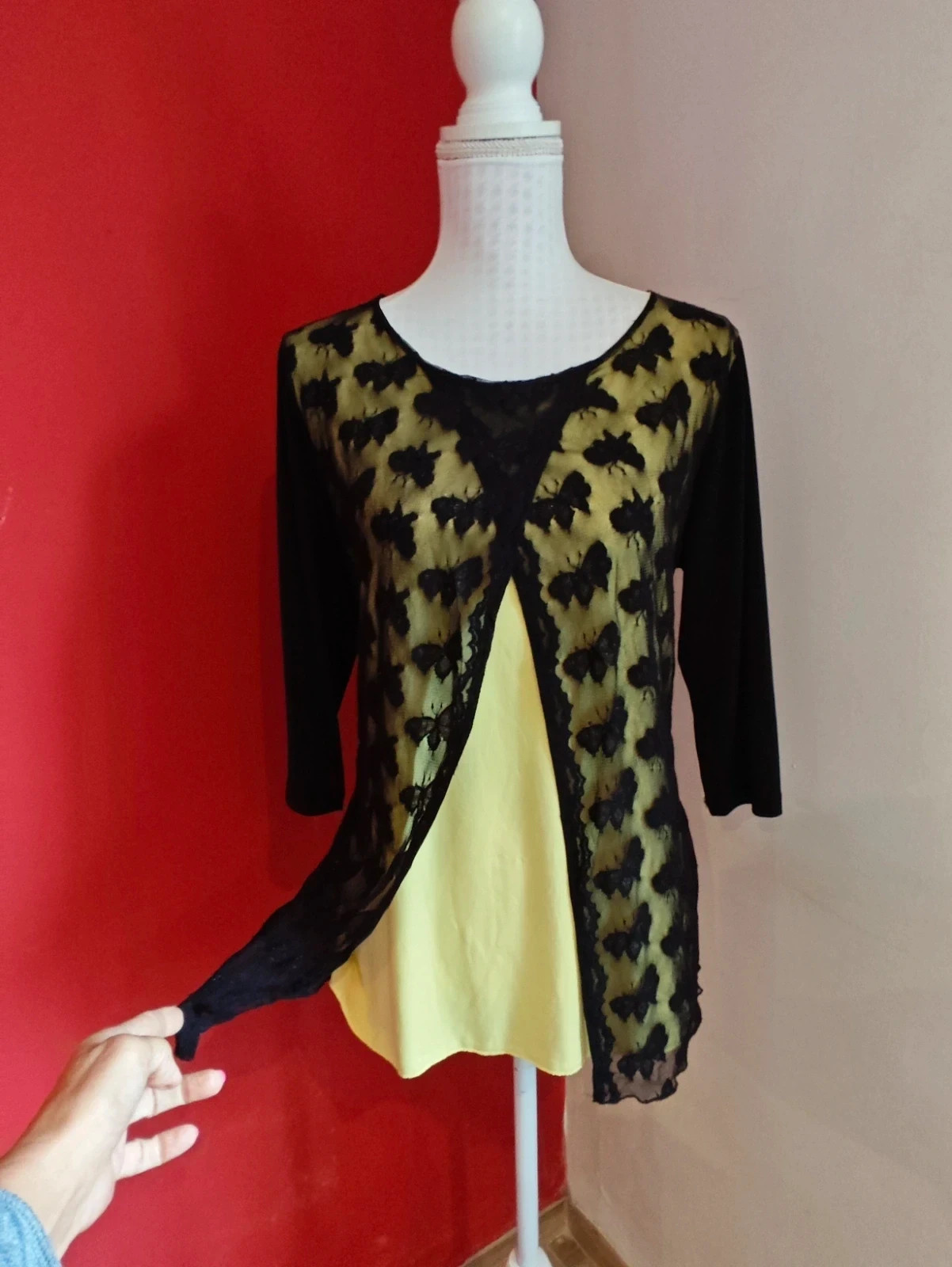 🌺Blusa efecto doble con solapas de gasa negra con mariposas y camiseta amarilla debajo – Antonella raxxoli – taille XL / 42 / 14 3