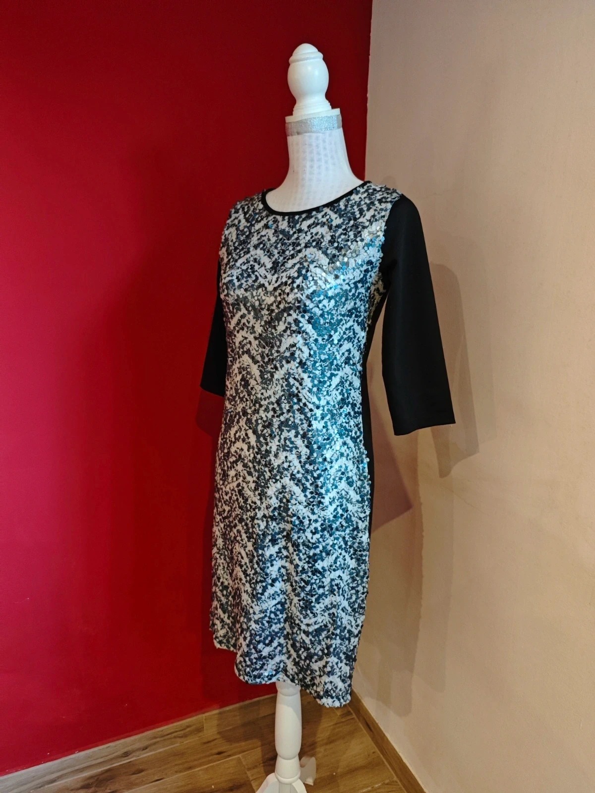 🌺 Vestido negro con el frente de gasa blanca cubierta de lentejuelas plateadas y blancas – Festa – taille M / 38 / 10 2
