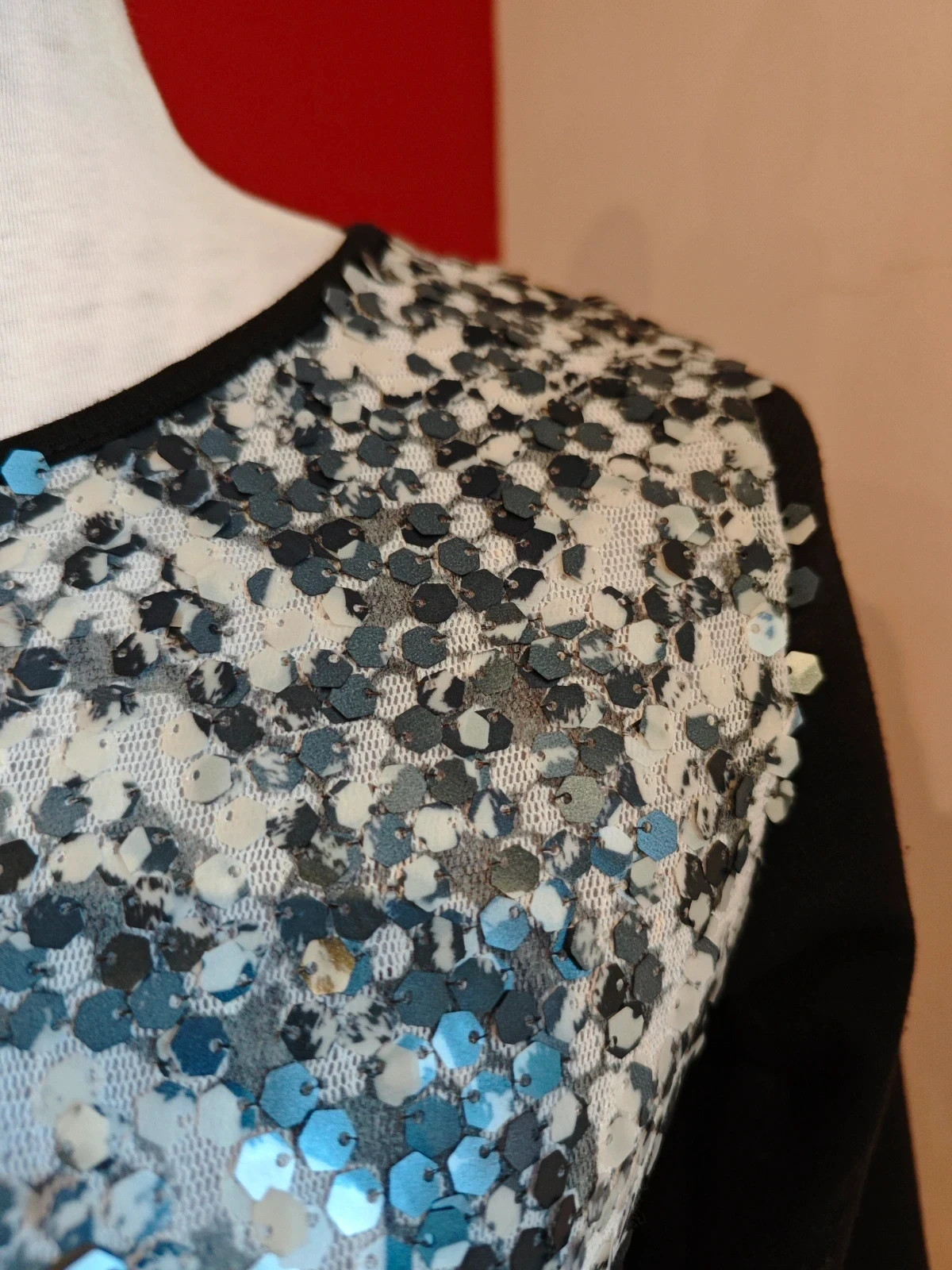 🌺 Vestido negro con el frente de gasa blanca cubierta de lentejuelas plateadas y blancas – Festa – taille M / 38 / 10 3