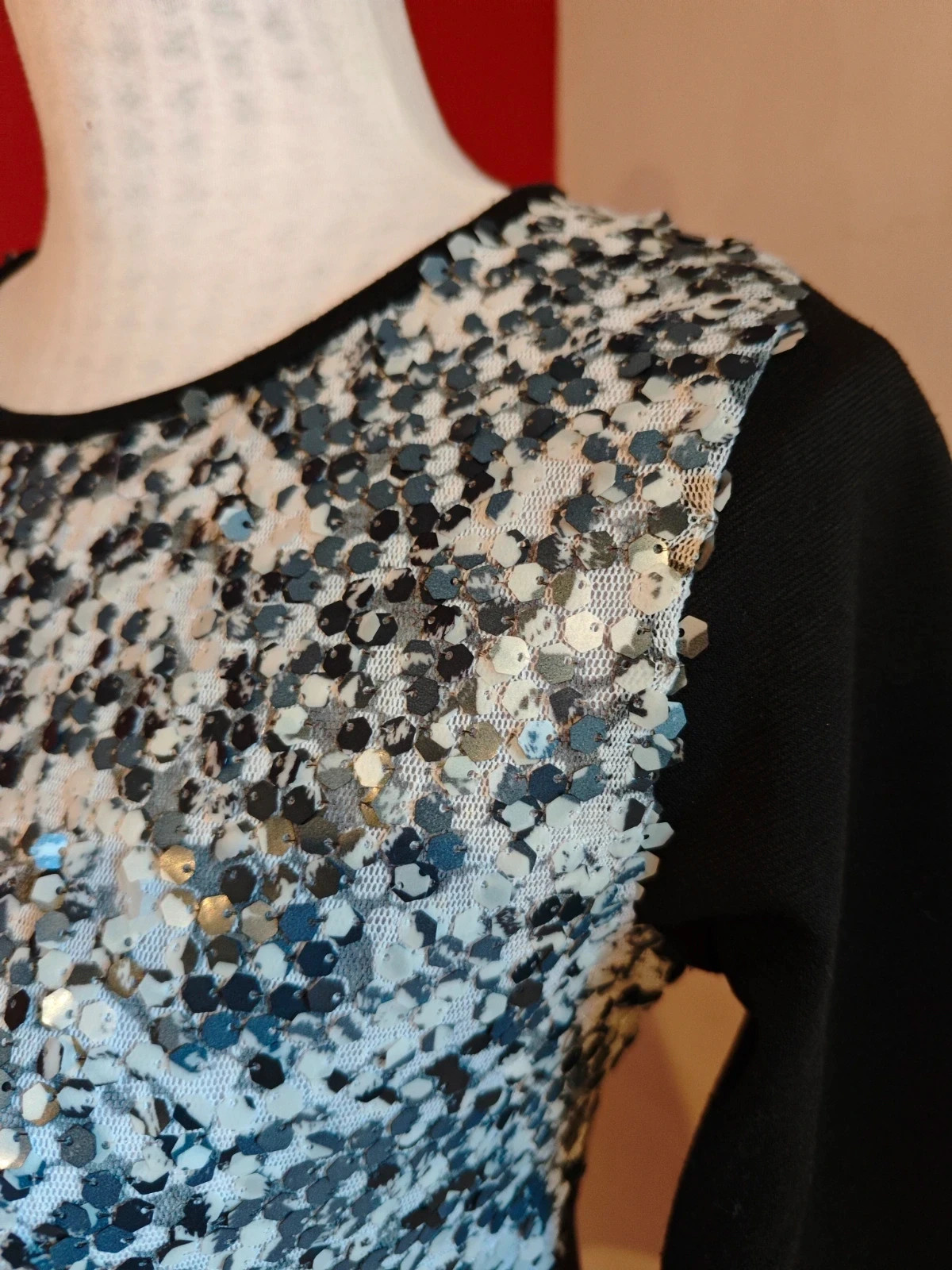 🌺 Vestido negro con el frente de gasa blanca cubierta de lentejuelas plateadas y blancas – Festa – taille M / 38 / 10 4