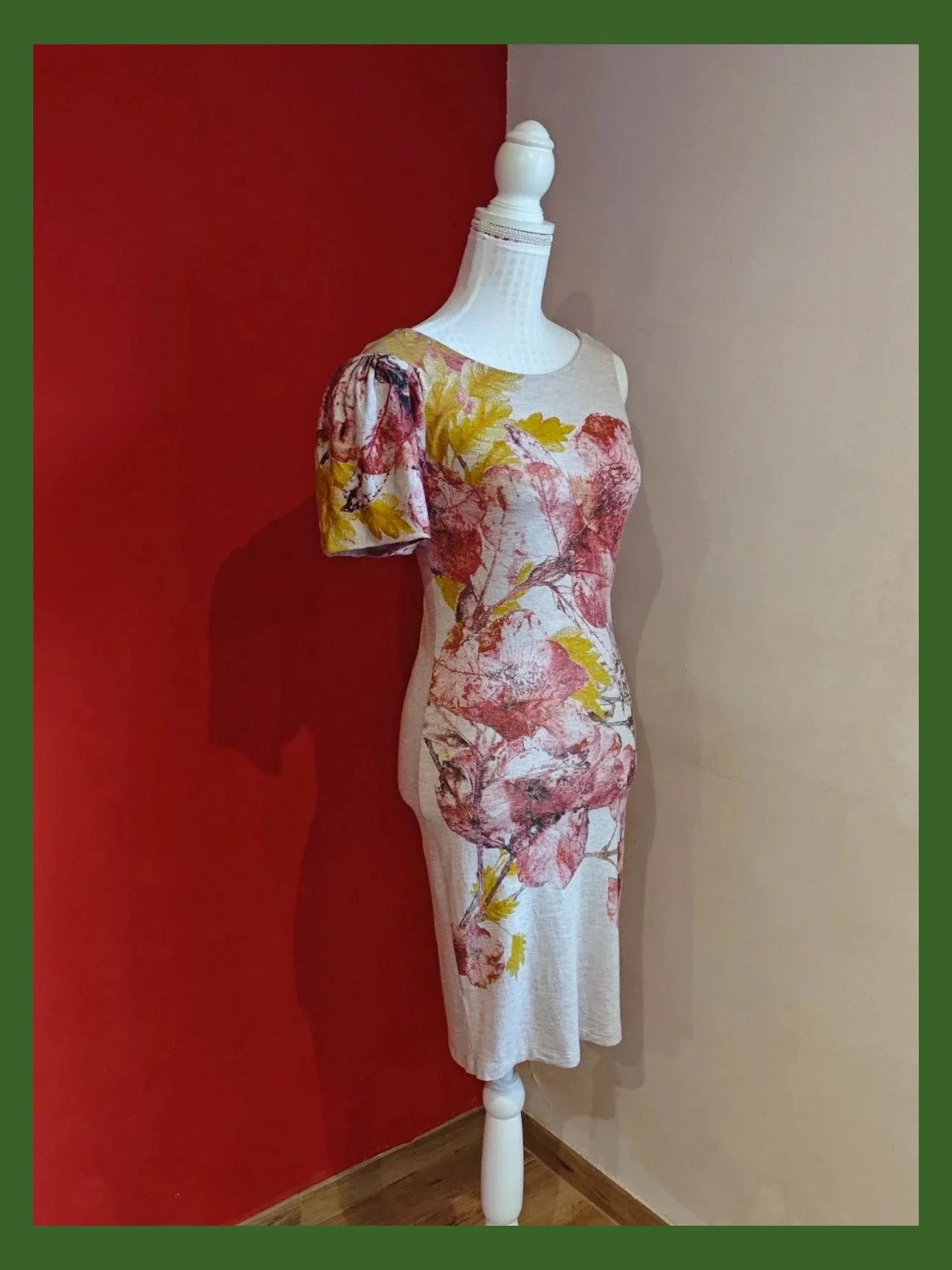 🌺 Vestido de punto rosa palo con estampado floral granate y amarillo con manga solo en un hombro – taille S / 36 / 8 2