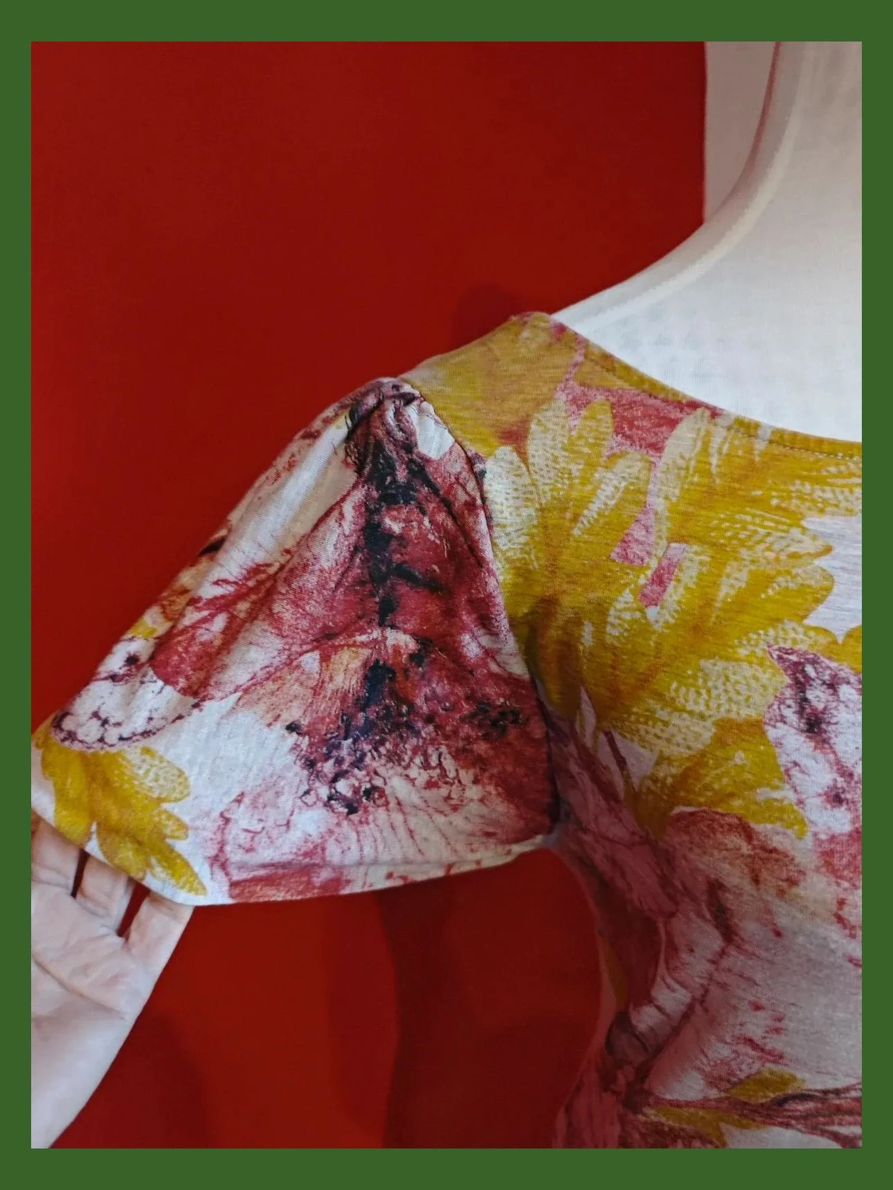 🌺 Vestido de punto rosa palo con estampado floral granate y amarillo con manga solo en un hombro – taille S / 36 / 8 5