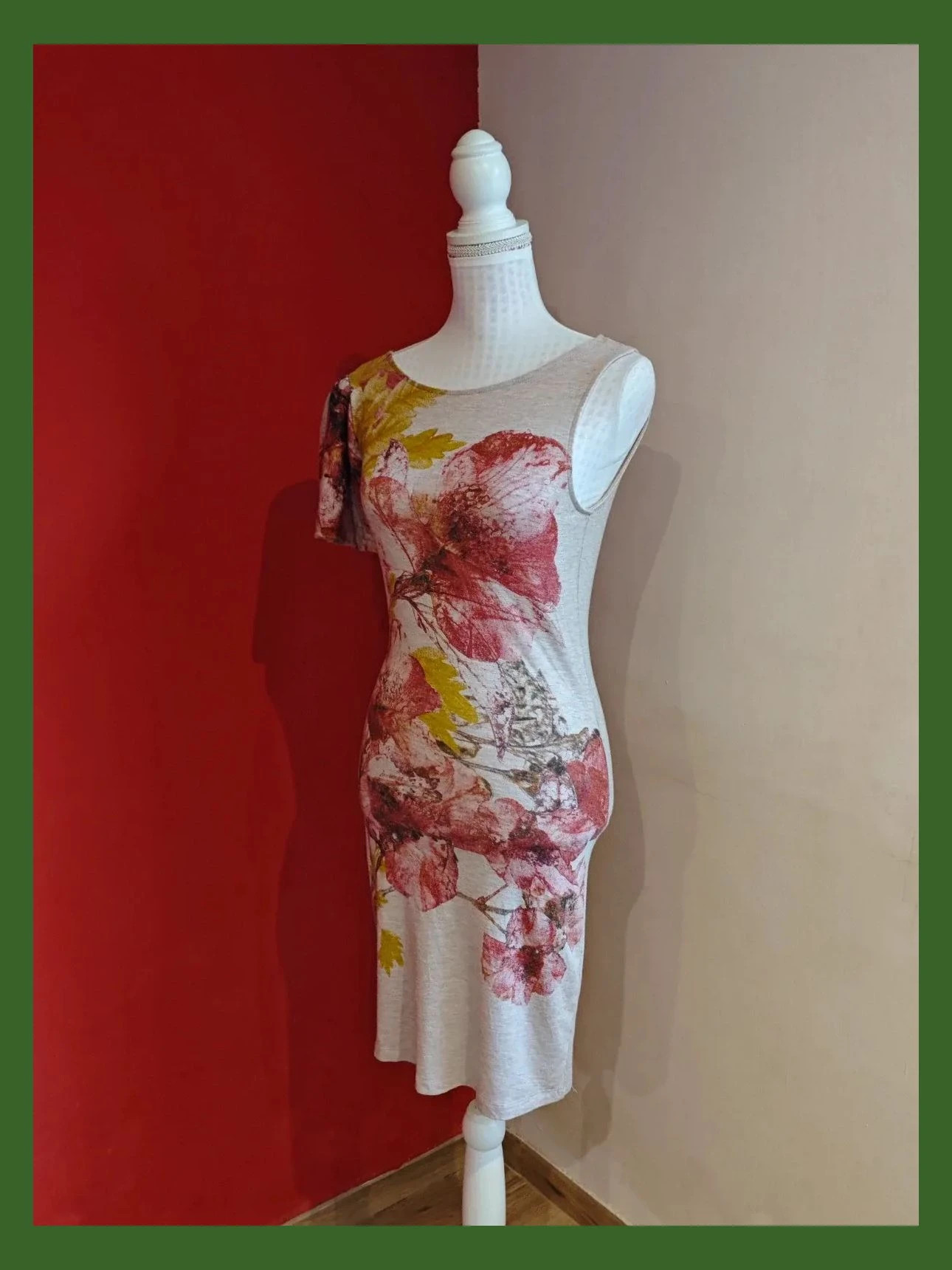 🌺 Vestido de punto rosa palo con estampado floral granate y amarillo con manga solo en un hombro – taille S / 36 / 8 3