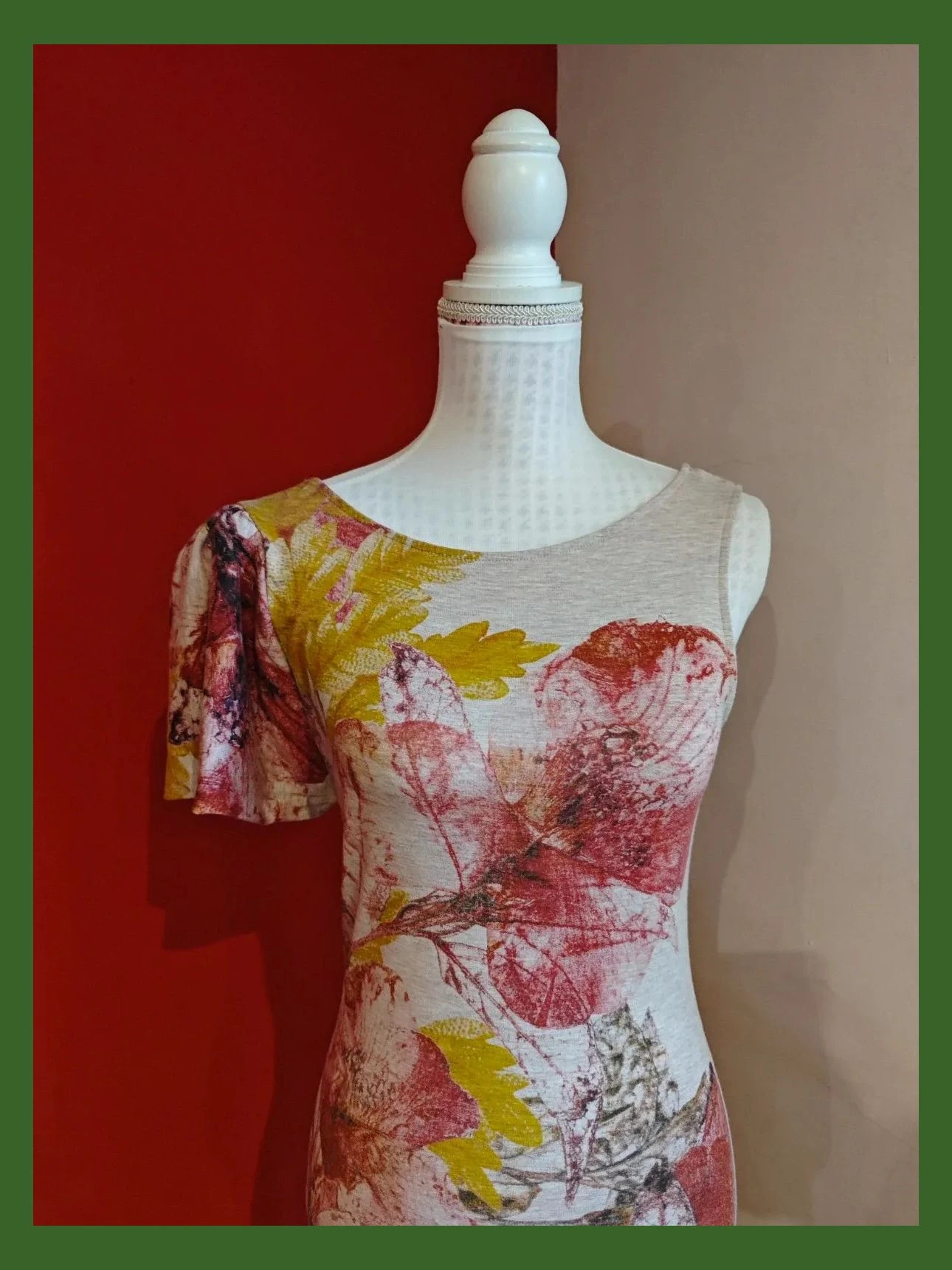 🌺 Vestido de punto rosa palo con estampado floral granate y amarillo con manga solo en un hombro – taille S / 36 / 8 4