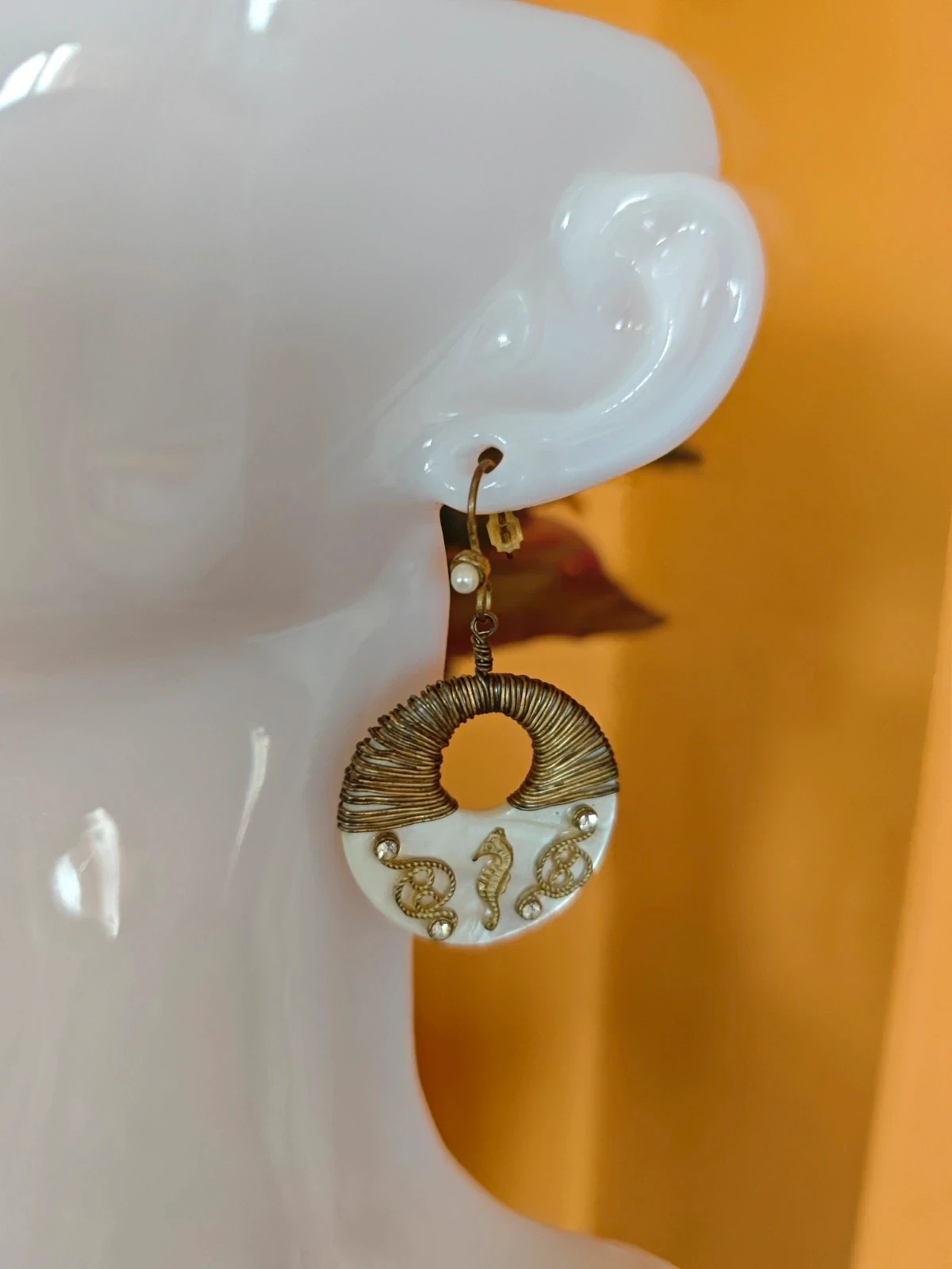 🌺Pendientes de aro blanco con adornos dorados y brillantes y pequeña perla – Vintage Chic 2