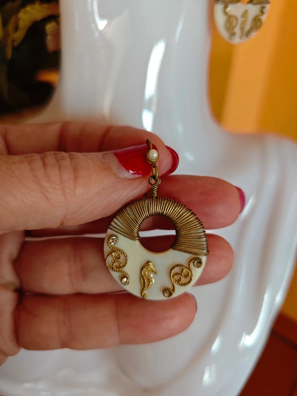🌺Pendientes de aro blanco con adornos dorados y brillantes y pequeña perla – Vintage Chic 3