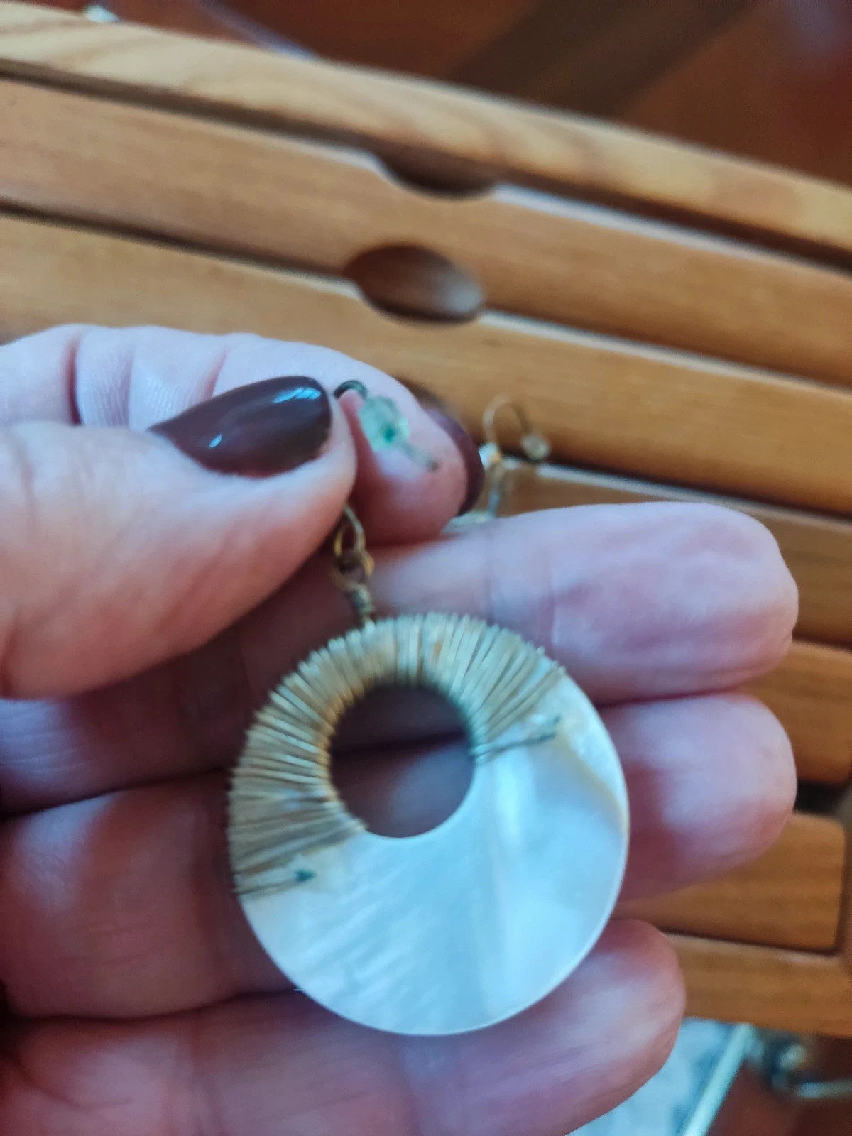 🌺Pendientes de aro blanco con adornos dorados y brillantes y pequeña perla – Vintage Chic 4