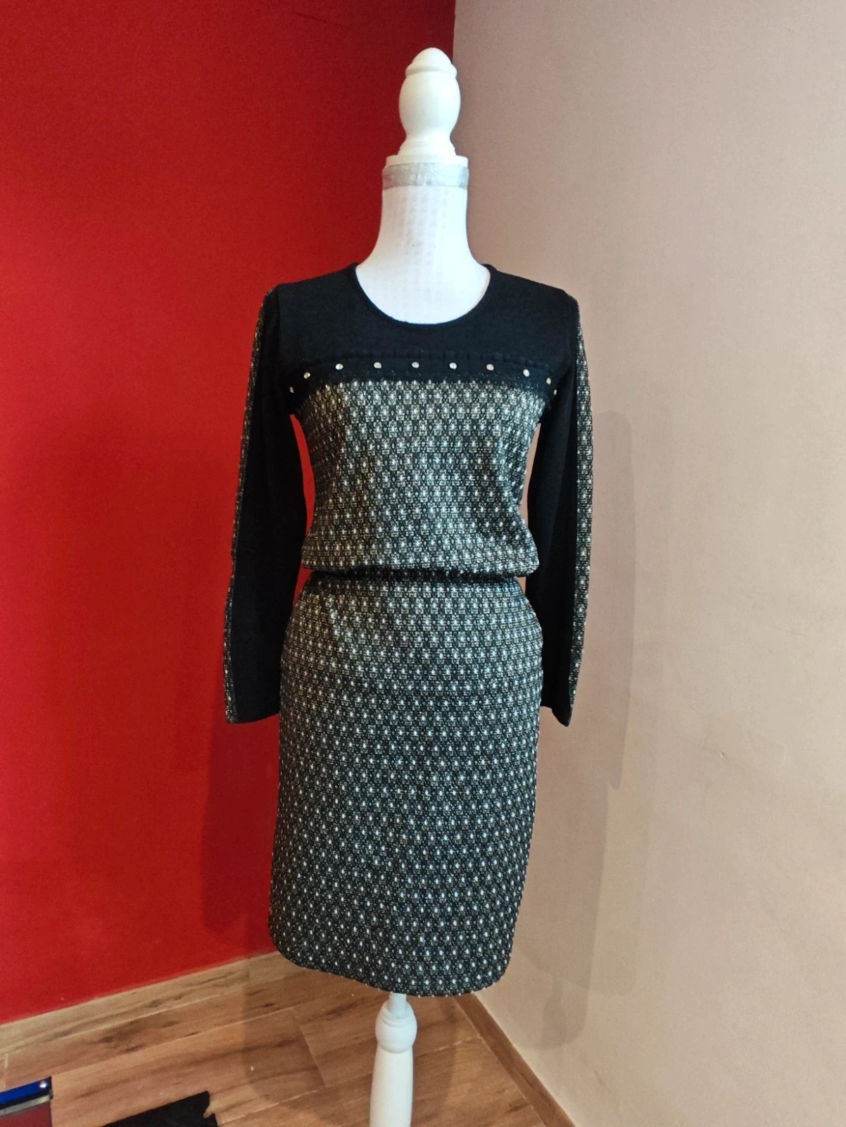 🌺 Elegante conjunto de blusa y falda punto negro y figuras doradas y blanco con brillantes