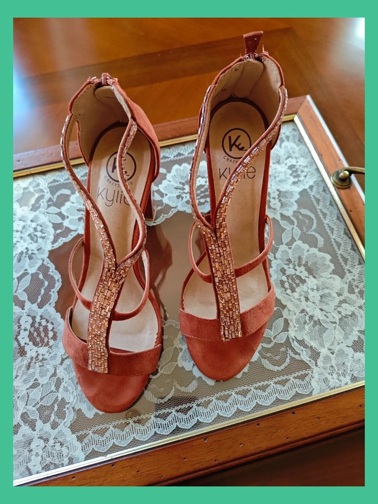 🌺 Originales y elegantes sandalias de tacón de antelina tono caldera con tiras de stras dorado – Kylie – taille 38 2