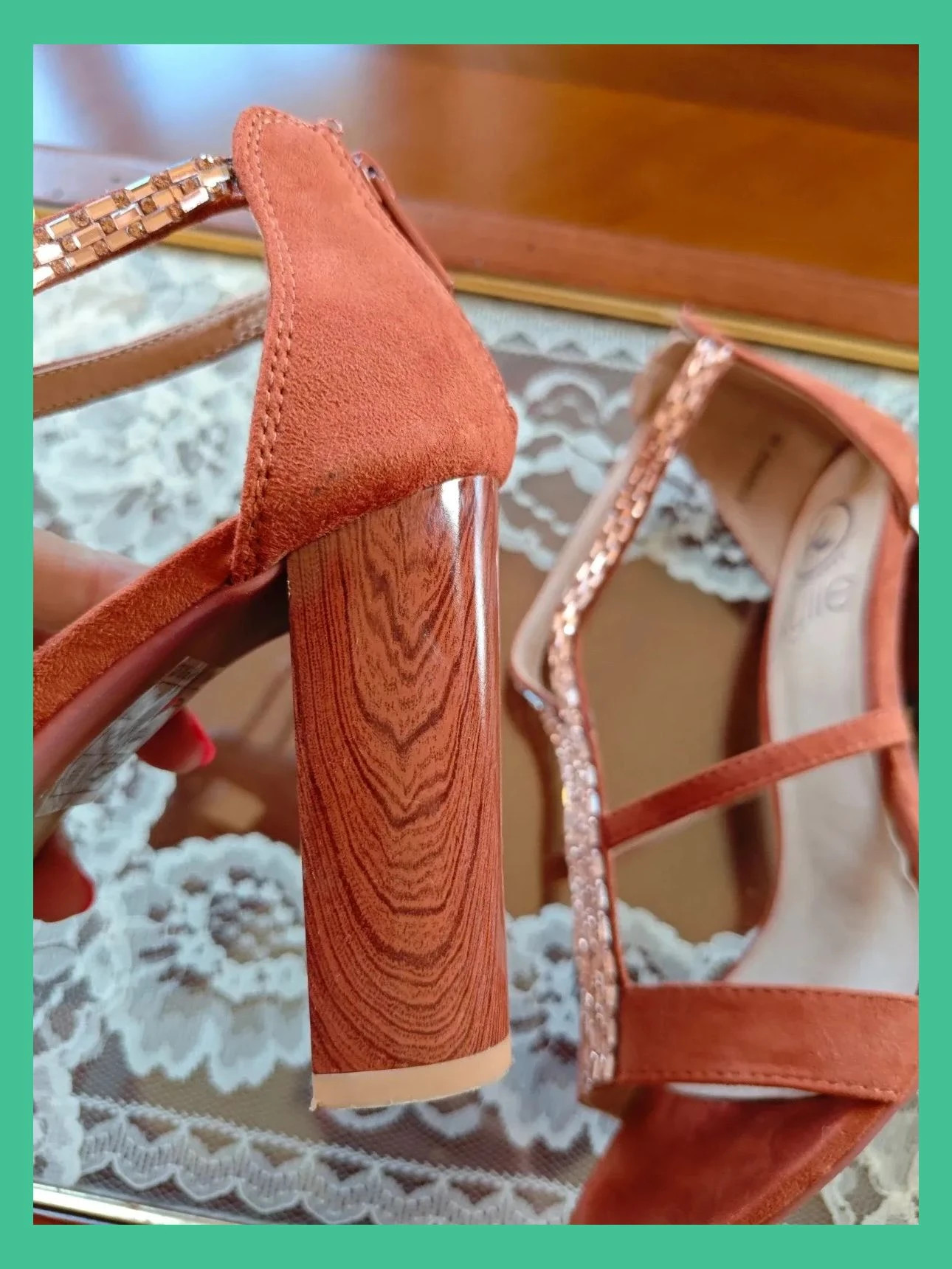 🌺 Originales y elegantes sandalias de tacón de antelina tono caldera con tiras de stras dorado – Kylie – taille 38 5