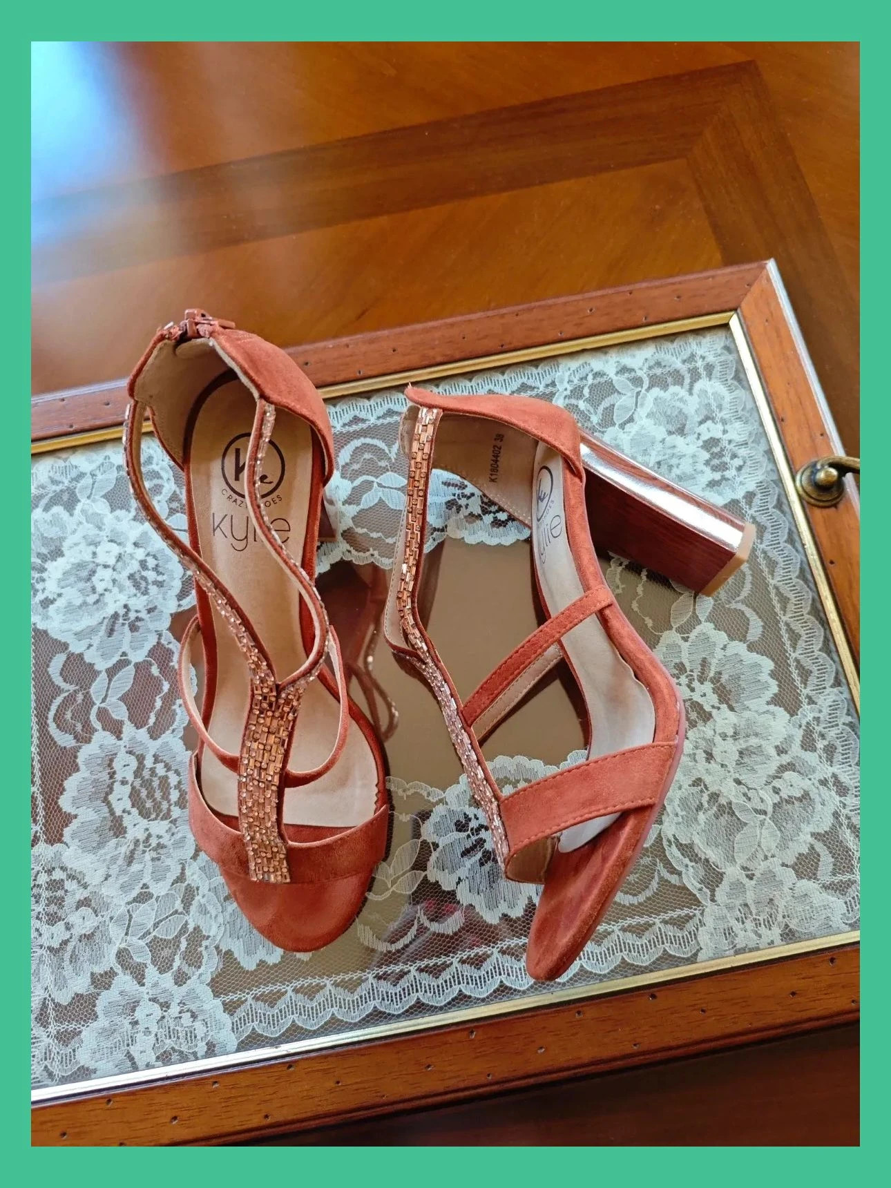 🌺 Originales y elegantes sandalias de tacón de antelina tono caldera con tiras de stras dorado