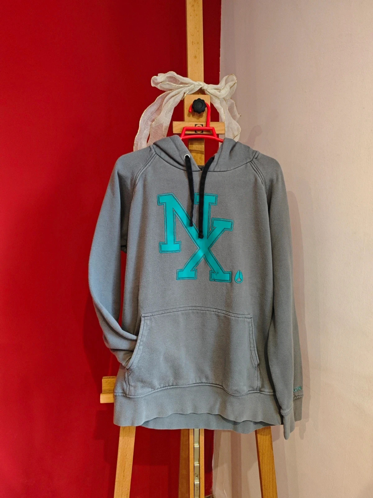 🌺 Sudadera gris con logo verde marca Nixon , talla M