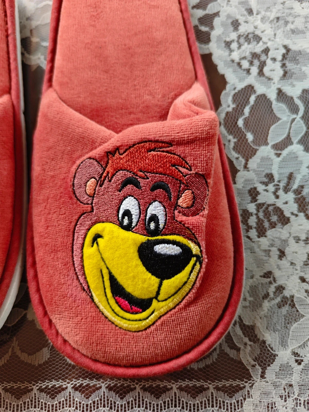 🌺 Zapatillas para estar en casa de terciopelo tono caldera con oso Yogui bordado – taille 37 2