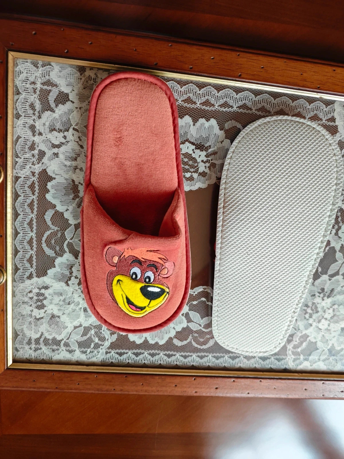 🌺 Zapatillas para estar en casa de terciopelo tono caldera con oso Yogui bordado – taille 37 5