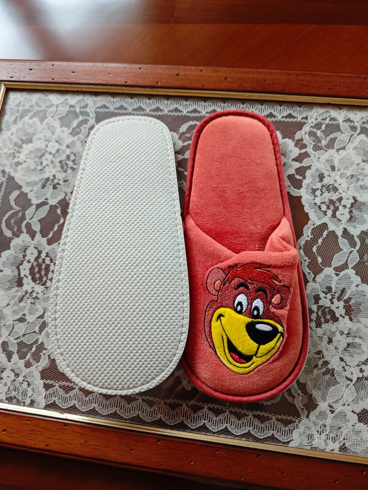 🌺 Zapatillas para estar en casa de terciopelo tono caldera con oso Yogui bordado – taille 37 4