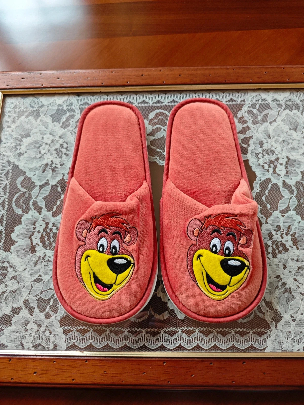 🌺 Zapatillas para estar en casa de terciopelo tono caldera con oso Yogui bordado – taille 37