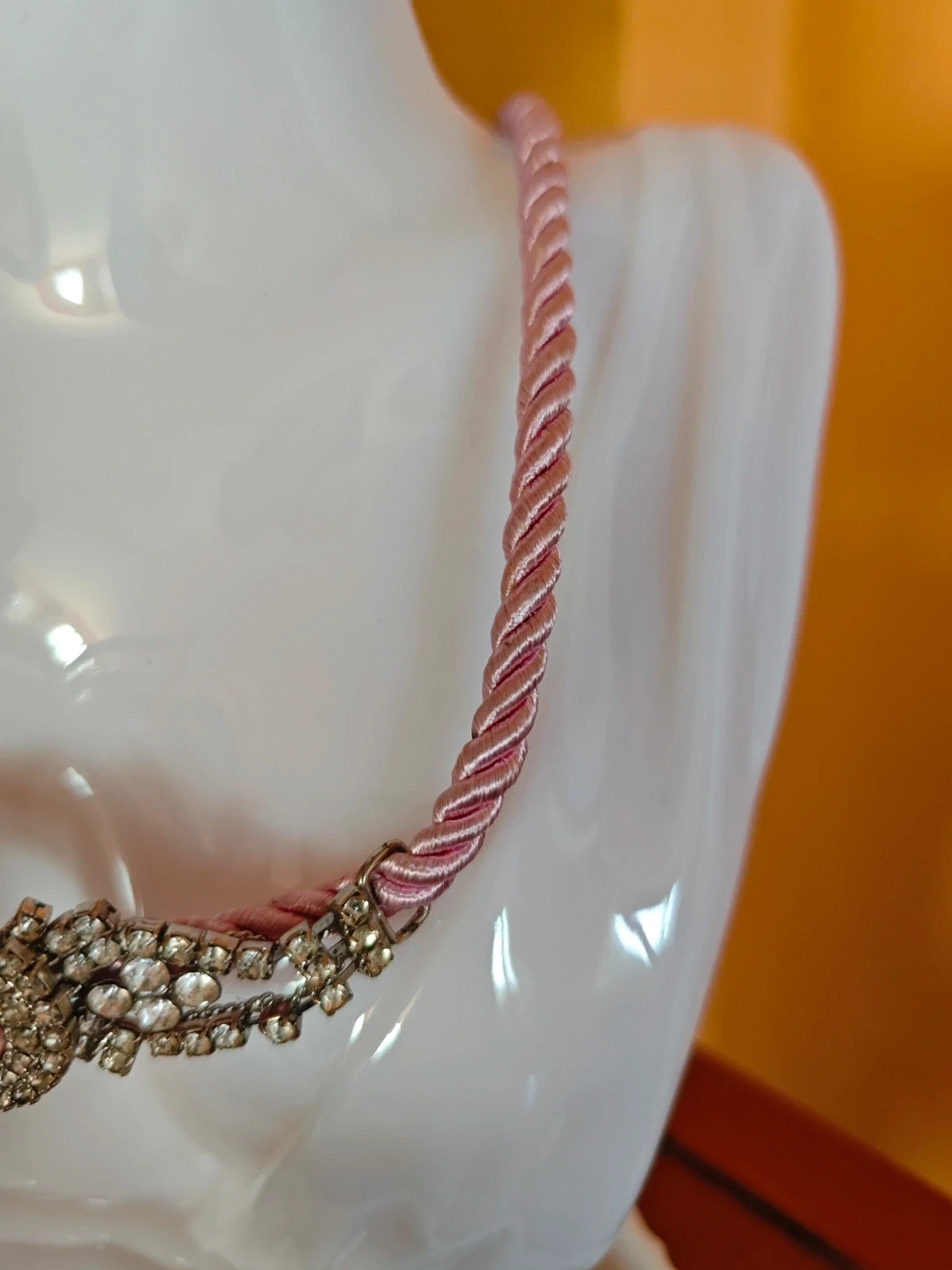 🌺Conjunto de gargantilla y pulsera con cordón rosa y pieza de brillantes – Vintage Chic 3