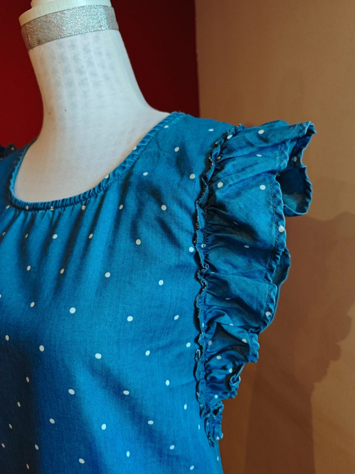 🌺 Bonito vestido de tela fina vaquera de algodón con topos blancos y volantes en hombros, talla L – Unit – taille L / 40 / 12 3