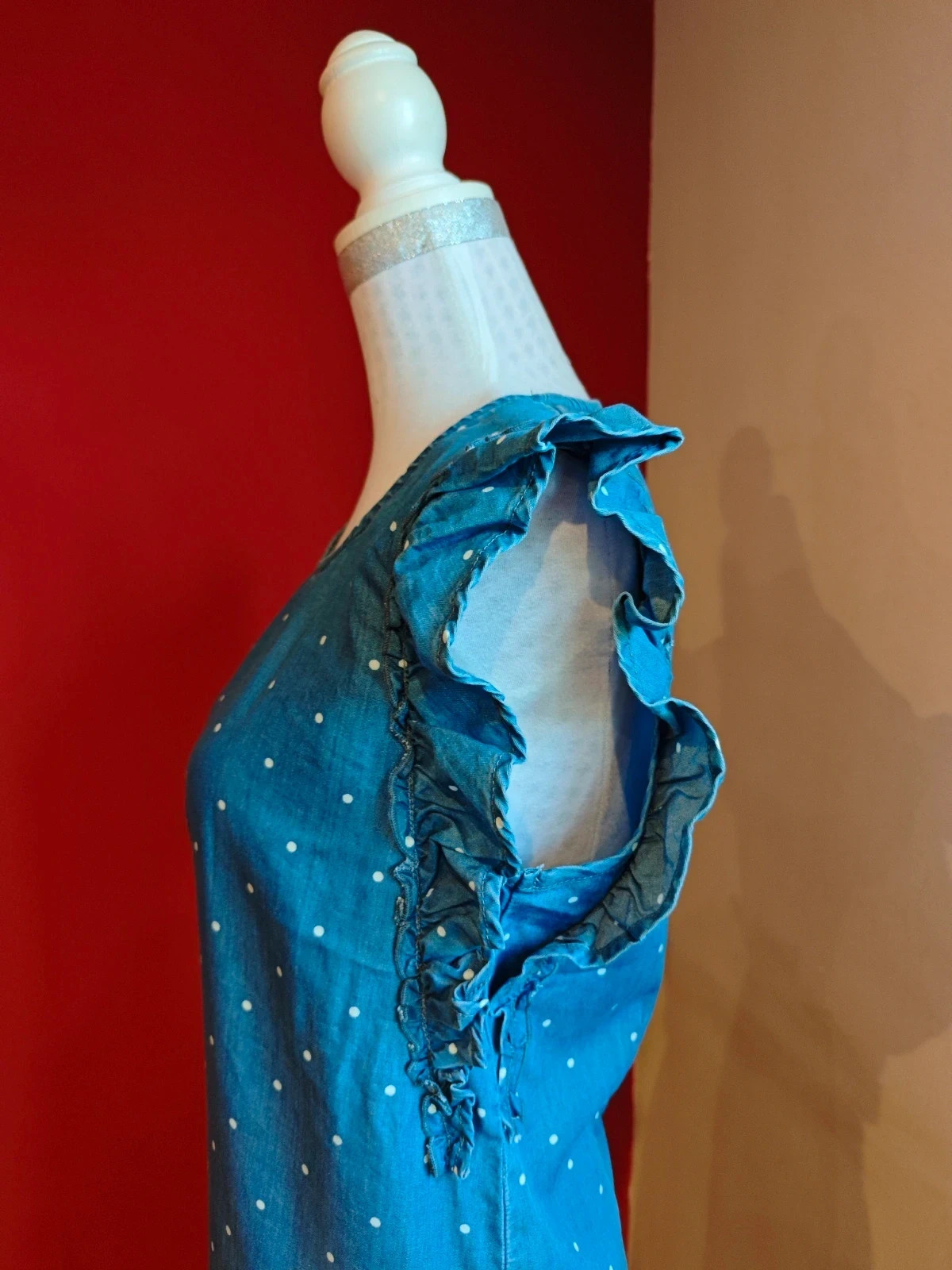🌺 Bonito vestido de tela fina vaquera de algodón con topos blancos y volantes en hombros, talla L – Unit – taille L / 40 / 12 4