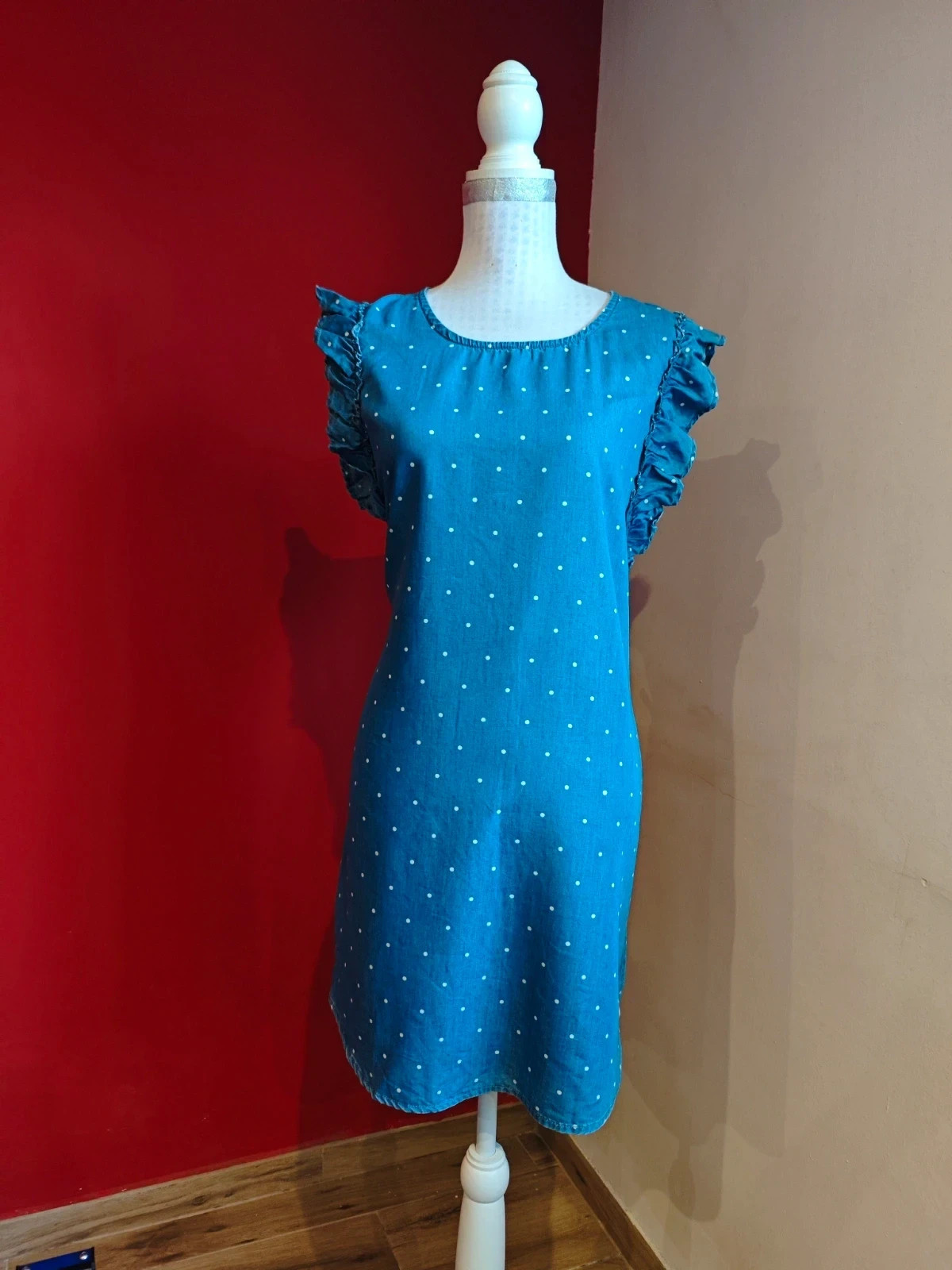 🌺 Bonito vestido de tela fina vaquera de algodón con topos blancos y volantes en hombros, talla L