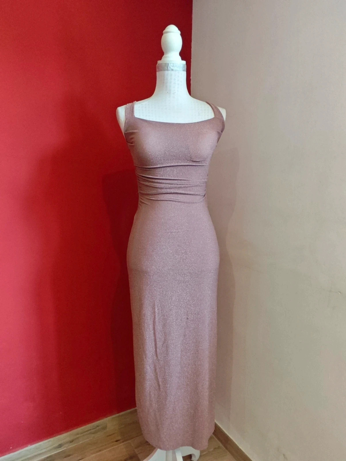 🌺 Precioso vestido midi en tono rosado con acabado brillante con espalda descubierta – New Collection – taille M / 38 / 10 2