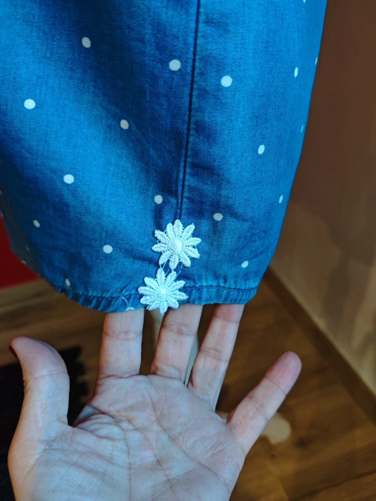 🌺 Bonito vestido de tela fina vaquera de algodón con topos blancos y volantes en hombros, talla L – Unit – taille L / 40 / 12 5