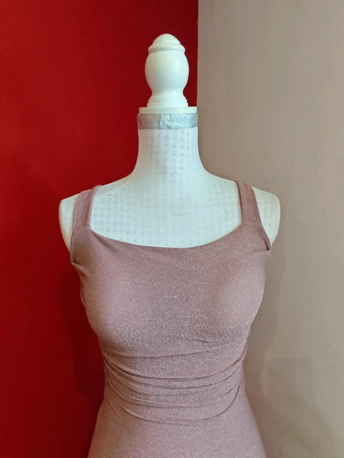 🌺 Precioso vestido midi en tono rosado con acabado brillante con espalda descubierta – New Collection – taille M / 38 / 10 4