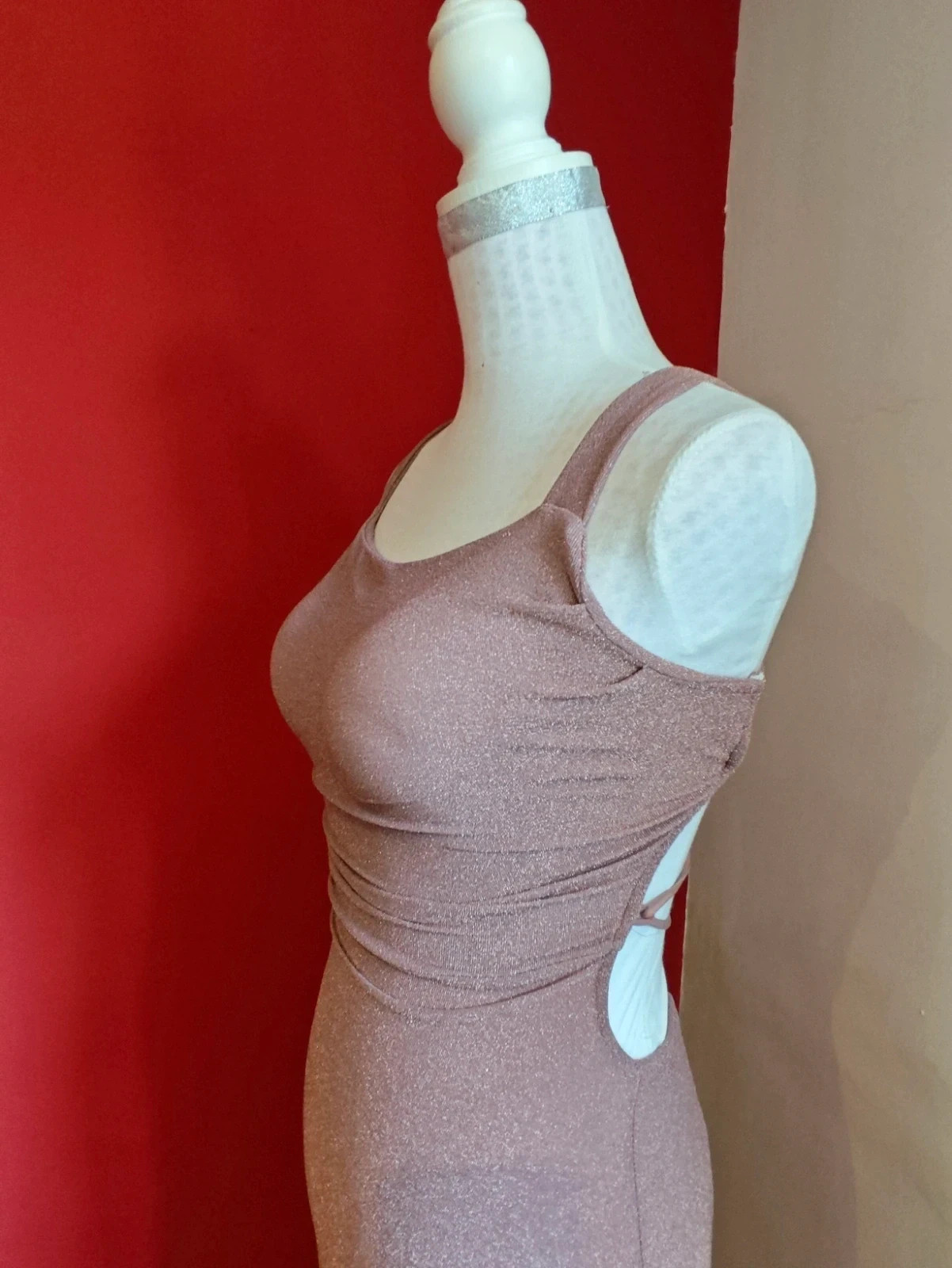 🌺 Precioso vestido midi en tono rosado con acabado brillante con espalda descubierta – New Collection – taille M / 38 / 10 5