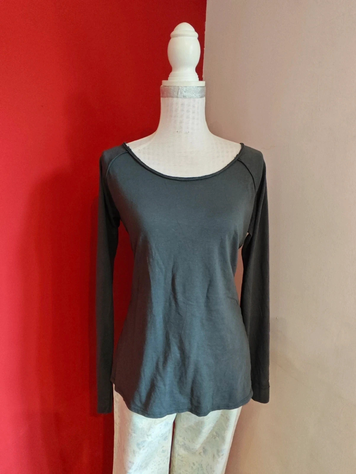 🌺 Bonita camiseta de algodón gris con la parte trasera de bordados troquelados – Uno Piu Uno – taille XL / 42 / 14 2