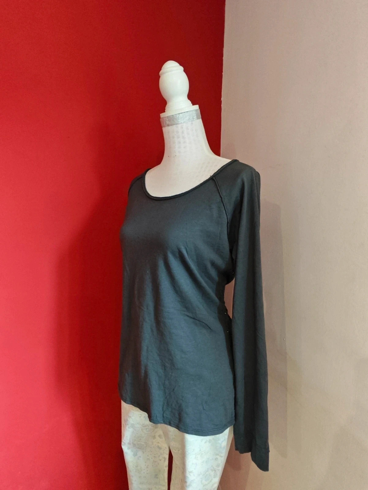 🌺 Bonita camiseta de algodón gris con la parte trasera de bordados troquelados – Uno Piu Uno – taille XL / 42 / 14 3