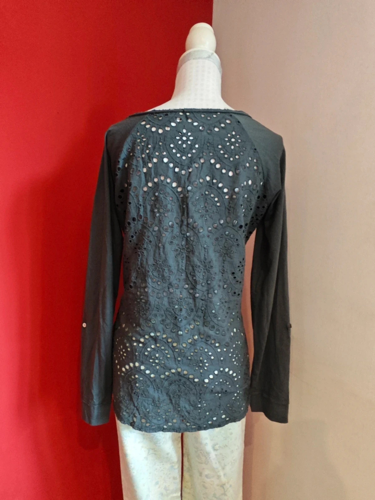 🌺 Bonita camiseta de algodón gris con la parte trasera de bordados troquelados – Uno Piu Uno – taille XL / 42 / 14 4