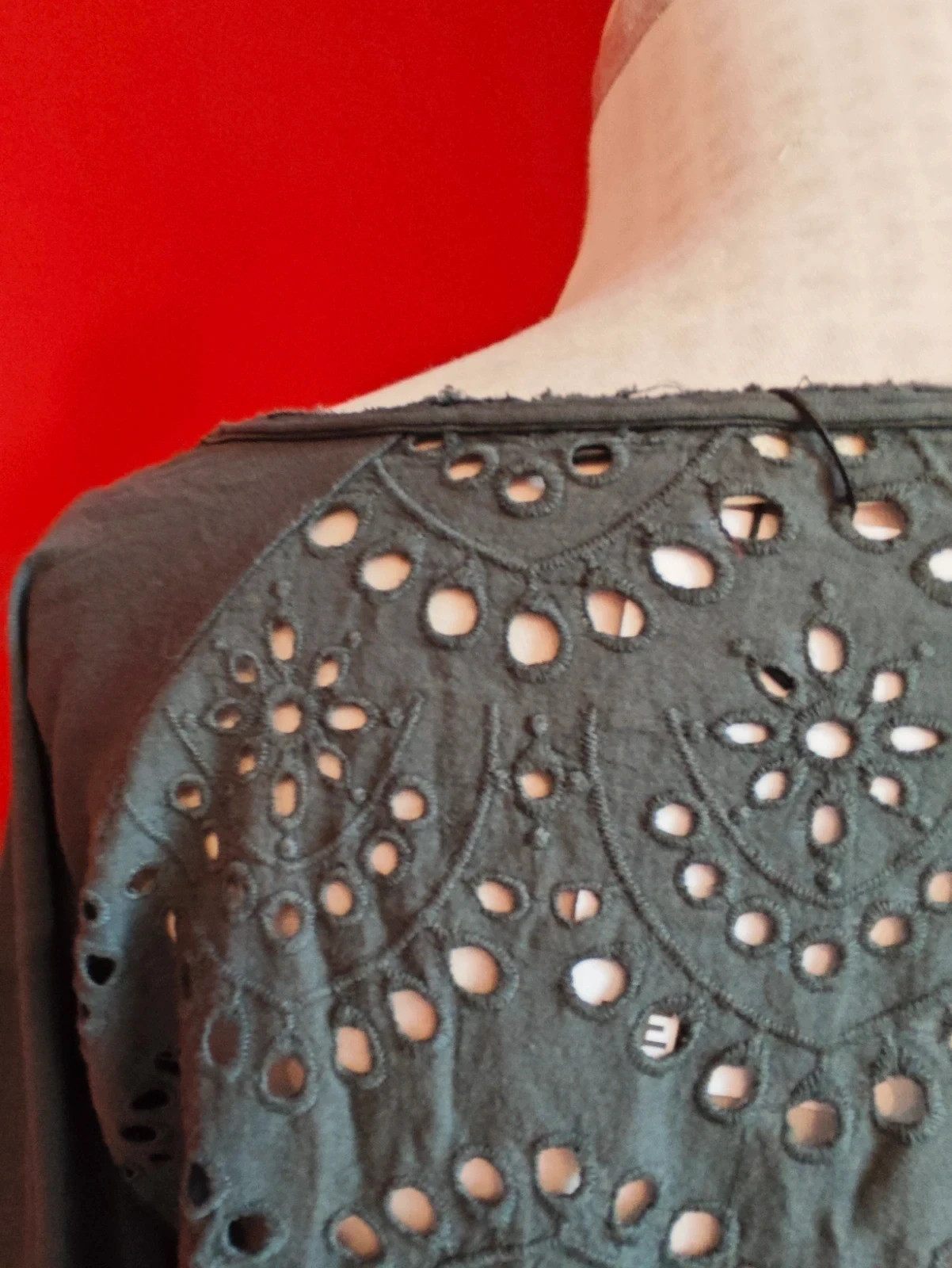 🌺 Bonita camiseta de algodón gris con la parte trasera de bordados troquelados – Uno Piu Uno – taille XL / 42 / 14 5