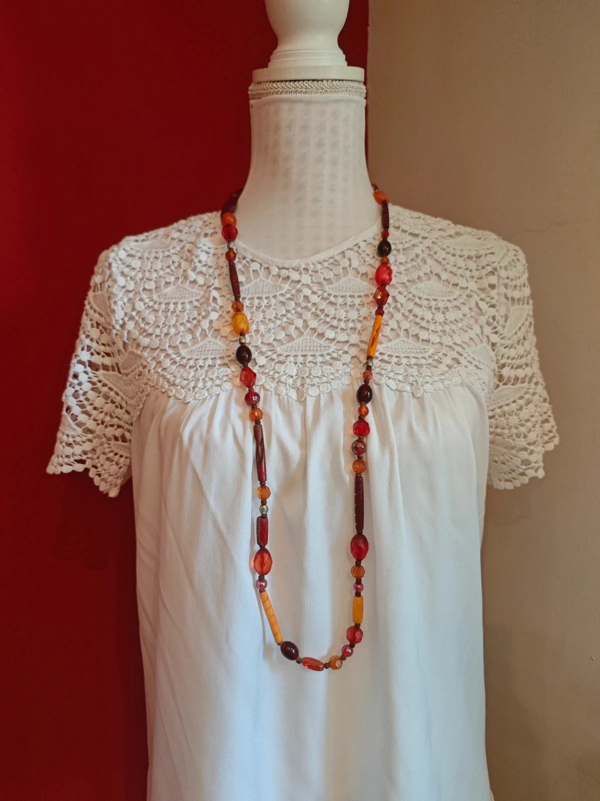 🌺Collar largo con abalorios y cuentas de madera tonos rojizos y naranja – boutique local 2