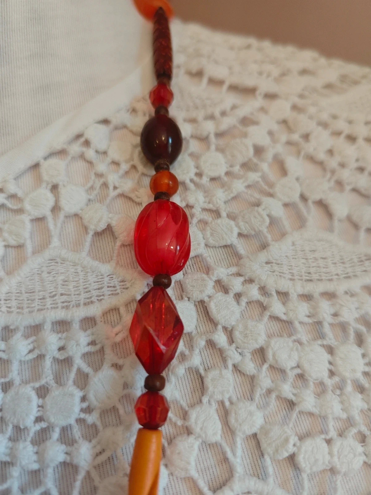 🌺Collar largo con abalorios y cuentas de madera tonos rojizos y naranja – boutique local 4