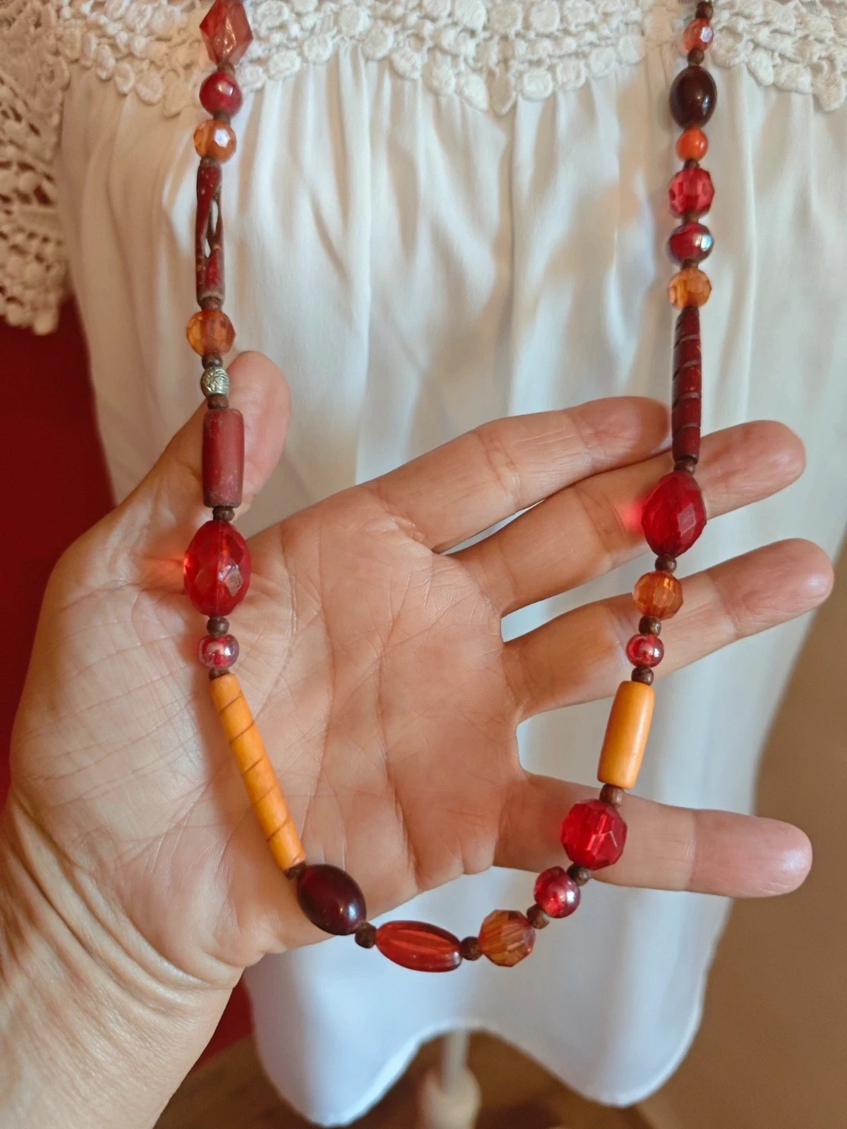 🌺Collar largo con abalorios y cuentas de madera tonos rojizos y naranja – boutique local 3