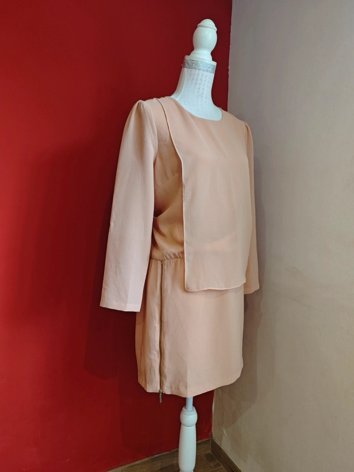 🌺 Original vestido tono naranja pastel con volante de gasa delante y cremallera lateral en falda